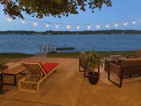 Awesome 3 Bedroom River Front Retreat right on the water! - Homestays