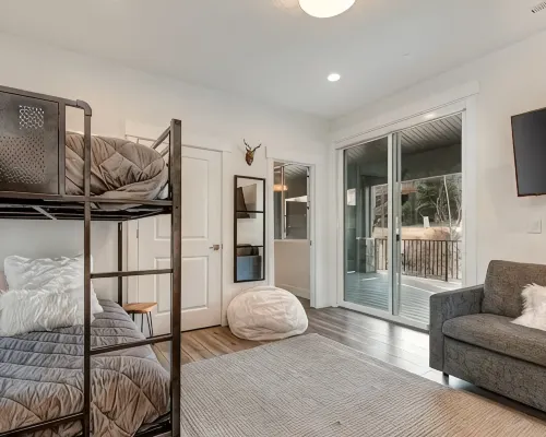 Beautiful Townhome Centrally Located Pet Friendly Hot Tub & Bonus Basement Room Hotels in Summit Park