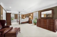 Pool - 7 Bedrooms - Close to beach