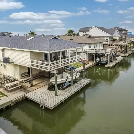 Canal front home w/ underwater green lights, pool,boat ramp, near the beach