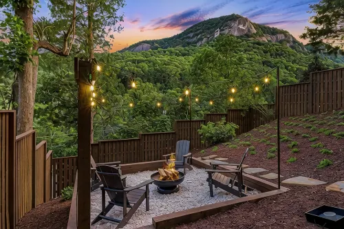 StayInOurSpace- Romantic getaway with views, walk to downtown, Hot tub, fire pit
