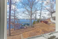 Waterfront 4-Bedroom Pet Friendly Lake House w/ dock for boat, fishing, swimming - Homestays