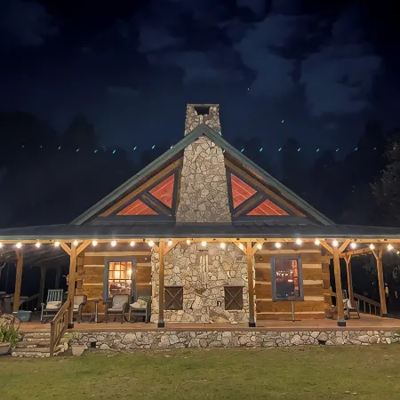 Charming lakefront cabin in welcoming Paisley