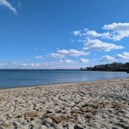Spacious 5-Bedroom Private Retreat!!! Private setting close to beaches & Newport