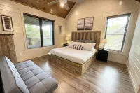 Luxury Cabin~Heated Pool~Sleeps 26! Hot Tub~5 Min to Prkwy - مسبح خاص