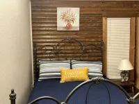 SPRING DISCOUNT Charming 3 bedroom log cabin near Bella Vista Ar. Private