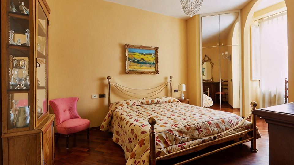 Elegant and bright apartment with private parking