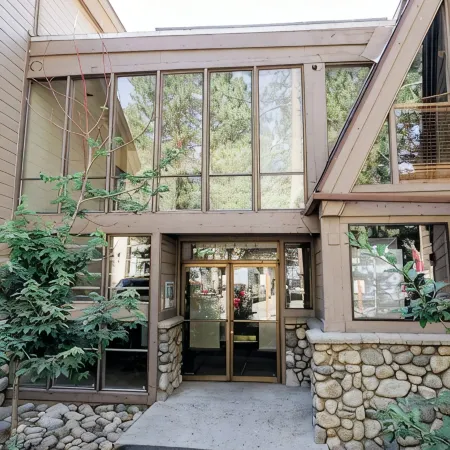 Spring Ski Escape – Steps to Lifts in Mammoth