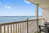 DIRECT OCEANFRONT YEAR ROUND!!! PRIVATE BEACH 2bedrm/2bath sleeps 6 park/4 cars - 3-Star