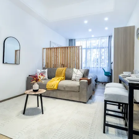 Executive studio suite,heated pool,king bed.