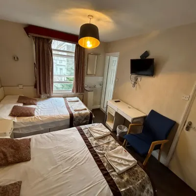 Earl's Court Hotel Các khách sạn gần Cầu Putney
