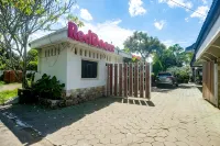 RedDoorz Plus near Adisucipto Airport 2 - Guest houses