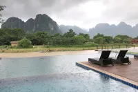 อินทิรา วังเวียง - ที่มีสระว่ายน้ำ