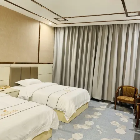 Huating Business Hotel (Gengma Mengding Town)