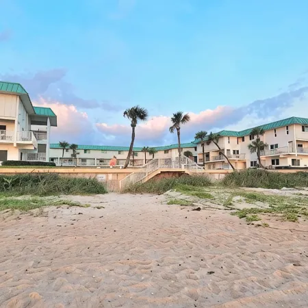 Beautiful Ormond Beach Condo... ON THE BEACH!