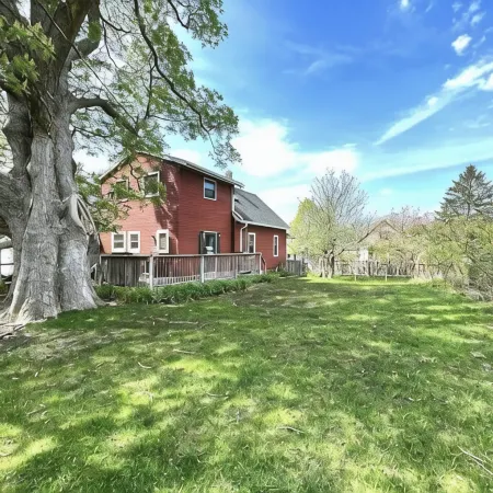 Large 3-bedroom House with Outdoor Hot Tub!