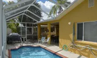 Waterfront adjacent to the Gulf of Mexico - Swimmingpools