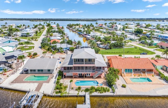 Matlacha/Cape Coral - Kokopelli  House - a  three-story Key West style residence
