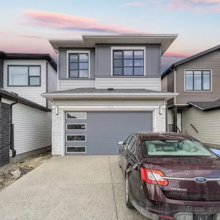 Kay Homes | Lakeview Haven – Walk to Park, 4 Mins to Restaurants, Shops & Cinema
