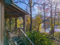 River Cabin - Escape to Your Romantic yet Adventurous Smokey Mountain Getaway! - 4 tähden