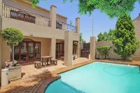 Tuscan style loft, 2 patios, WiFi, Netflix , pool - 2 ดาว