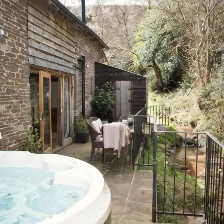 Hatterrall Barn - Luxury Barn Conversion With Hot Tub, Garden and Mountain Views
