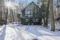 Escape to this secluded rustic luxury cabin nestled in the heart of the woods. - シャレー