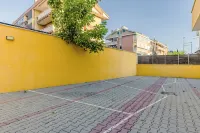 Complete and fully equipped, lively and colorful apartment in the center of the city.
