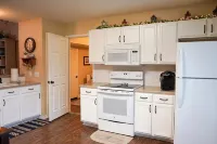 Blue Haven at Salado Plaza. Family Friendly Townhome w/ Fenced Back Yard!