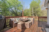 Cozy Lake Mountain Escape Cottage- Fire pit, Large Deck, Community Lakes & Pools - 4-Sterne