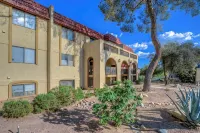 Pet-friendly 1-bedroom condo in NW Tucson with Fireplace & Covered Patio - Homestays