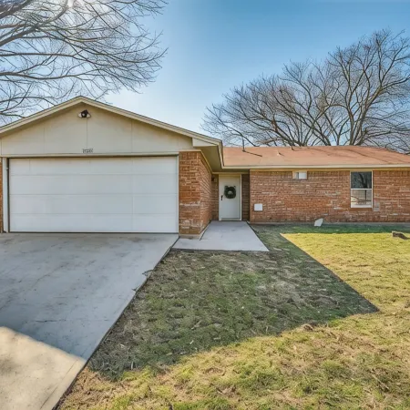 Centrally Located 3BR 2BA - !