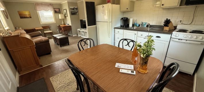 Private 1 bedroom, 2nd floor unit: deck, fire pit, space for boat & trailer Hotéis em Barnstable
