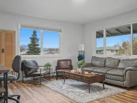 King Bed. Pet & Family Friendly Upper unit. Walking Distance to Downtown Palmer Hotels in Palmer