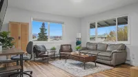 King Bed. Pet & Family Friendly Upper unit. Walking Distance to Downtown Palmer