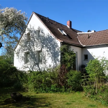 Sunny cottage with large garden
