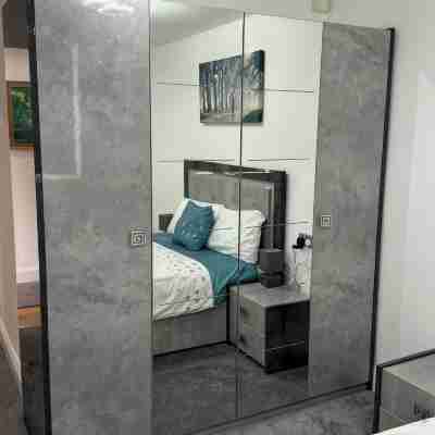 3 Bedroom Flat, Balconies, 2 Bathrooms, Living area & Free Parking near Heathrow Rooms