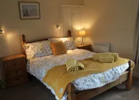 Tranquil Cottage adjoining rural farmhouse 5 miles from Suffolk Coast - 2-Star