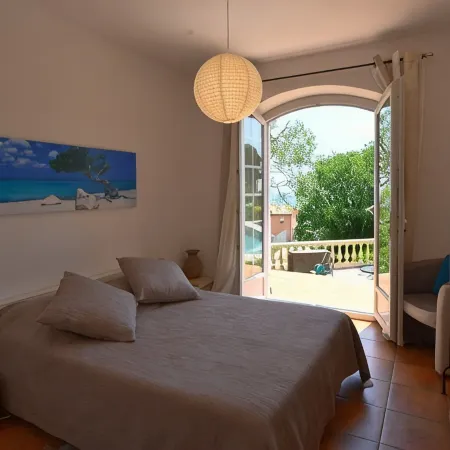 Superb villa sun swimming pool, quiet garden and sea view on the heights of Nice