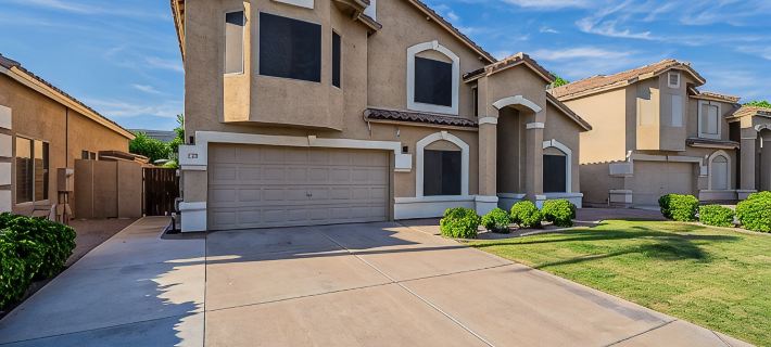 Moore House ~ Downtown Gilbert w/ Pool & Yard Games Hotels in Gilbert