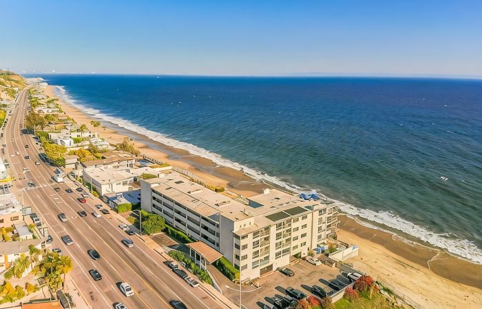Beautiful, luxurious hideaway right on Carbon Beach in Malibu!