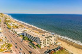 Beautiful, luxurious hideaway right on Carbon Beach in Malibu!