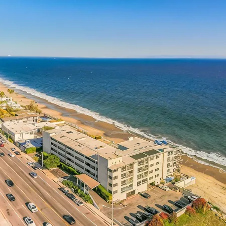 Beautiful, luxurious hideaway right on Carbon Beach in Malibu!