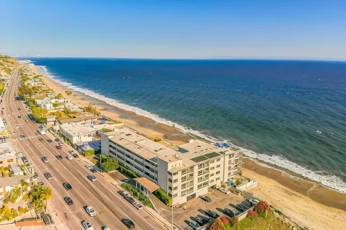 Beautiful, luxurious hideaway right on Carbon Beach in Malibu! - 3-Star
