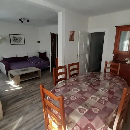 APARTMENT 1ST FLOOR 4 ROOMS 2 BEDROOMS 2-4PERS