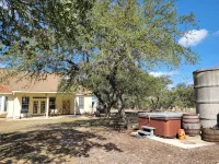 3-Acre Hill Country Retreat w/ Private Office Cabin & Fenced Yard Hotele w: Spring Branch