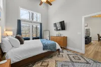 NEW Mountain Modern Hideaway! - Walk to Disc Golf