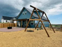 The Family Roost - warm, stylish new Barndo rolling hills & Rocky Mountain Views