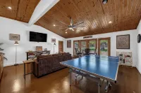 Waterfront Home- 2 Pools, Waterslide, huge boat dock and perfect layout!! - Uima-altaat
