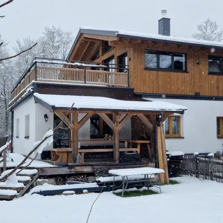 Comfortable vacation home near ski slopes, large sunny garden